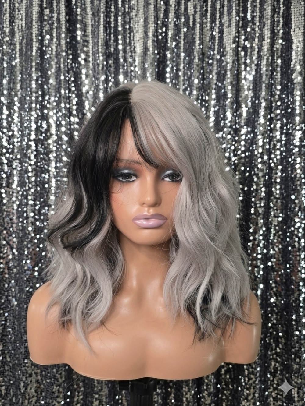 Black & Gray Two-Tone Wavy Women's Wig - Stylish Short Length